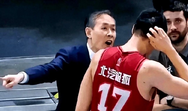 yl23455永利官网-拿600万，打鱼腩正负值0+被杨文学单吃2次，球迷：原地退役吧